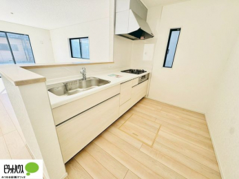 �L�b�`���@�l�C�̃J�E���^�[�L�b�`������́A���r���O�ɂ��邲�Ƒ��̗l�q���f���܂�