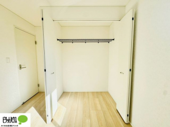 �o���R�j�[�@�N���[�[�b�g�́A�����E���s��������A��̒����ߗނ����N���N���[�\�ł�