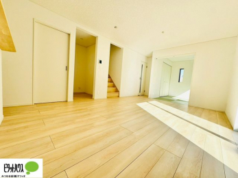 ���r���O�@16.5���̃��r���O�́A�Ƌ�̔z�u���l���₷�������`�^�ł��B�߂����₷���Ƒ��݂�Ȃ̌e���̏�ɁB