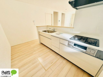 �L�b�`���@�l�C�̃J�E���^�[�L�b�`������́A���r���O�ɂ��邲�Ƒ��̗l�q���f���܂�