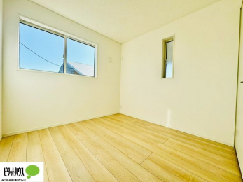 ���[�@2�ʍ̌��Ŗ��邭�A���ʂ��̗ǂ��������ł��B