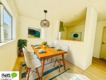 ���r���O�@�傫�ȑ��̂��郊�r���O�͖��邭�A���ʂ����ǂ��A�Ƒ��݂�Ȃ̏΂����������n��܂������ۂ̎����ʐ^��CG�ŉƋ��z�u�����C���[�W�ł���A���ۂƂ͑����قȂ�܂��B