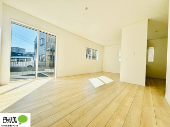 ���[�@�傫�ȑ�����ۓI�ȃ��r���O�́A�������邢��C�ɂ��Ă���܂��ˁB