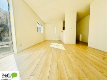 ���r���O�@16���̃��r���O�́A�Ƌ�̔z�u���l���₷�������`�^�ł��B�߂����₷���Ƒ��݂�Ȃ̌e���̏�ɁB