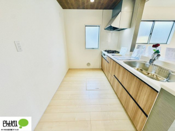 �L�b�`���@�{�H��ʐ^�@�l�C�̃J�E���^�[�L�b�`������́A���r���O�ɂ��邲�Ƒ��̗l�q���f���܂�