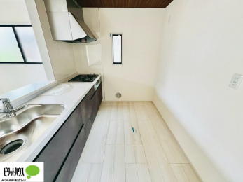 �L�b�`���@�{�H��ʐ^�F�l�C�̃J�E���^�[�L�b�`������́A���r���O�ɂ��邲�Ƒ��̗l�q���f���܂�