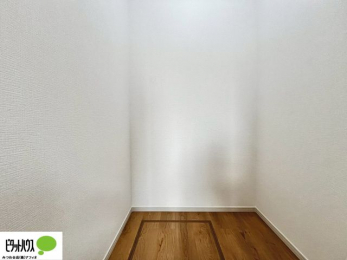 ���[�@�傫�ȃE�H�[�N�C���N���[�[�b�g�ɂ́A�G�ߕ��̈ߗނȂǂ܂Ƃ߂Ď��[�ł��A���������L���g���܂�