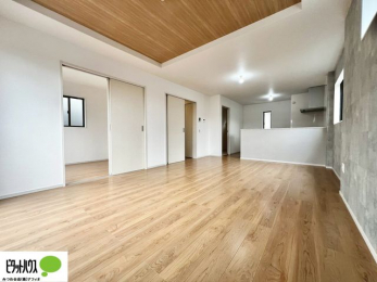 ���r���O�@2�K���r���O�̉ƁI������菭�������ڐ��̌i�F�������̂ЂƂƂ���^���Ă���܂��B