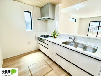 �L�b�`���@�{�H��ʐ^�F�l�C�̃J�E���^�[�L�b�`������́A���r���O�ɂ��邲�Ƒ��̗l�q���f���܂�