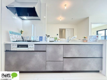 �L�b�`���@�{�H��ʐ^�F�l�C�̃J�E���^�[�L�b�`������́A���r���O�ɂ��邲�Ƒ��̗l�q���f���܂�