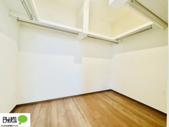 ���[�@�傫�ȃE�H�[�N�C���N���[�[�b�g�ɂ́A�G�ߕ��̈ߗނȂǂ܂Ƃ߂Ď��[�ł��A���������L���g���܂�