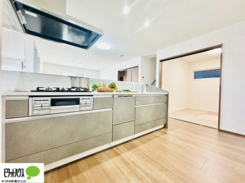 �L�b�`���@�l�C�̃J�E���^�[�L�b�`������́A���r���O�ɂ��邲�Ƒ��̗l�q���f���܂�