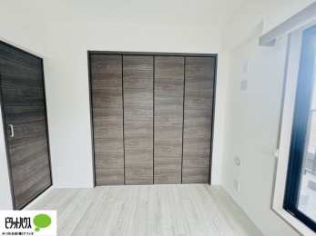 ���[�@�N���[�[�b�g�́A�����E���s��������A��̒����ߗނ����N���N���[�\�ł�