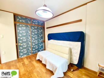 ���̑����ρ@1�K���r���O���ɂ͗m�����B�h�A���J���āA����ɍL����Ԃɂ��邱�Ƃ��\�ł��B