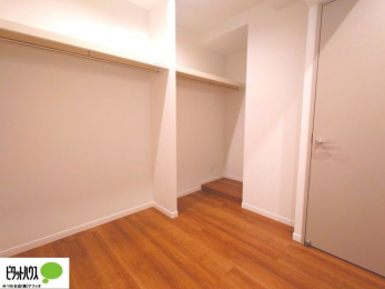 ���[�@�傫�ȃt�@�~���[�N���[�[�b�g�ɂ́A�G�ߕ��̈ߗނȂǂ܂Ƃ߂Ď��[�ł��A���������L���g���܂�