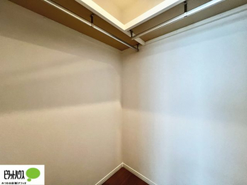 ���[�@�傫�ȃE�H�[�N�C���N���[�[�b�g�ɂ́A�G�ߕ��̈ߗނȂǂ܂Ƃ߂Ď��[�ł��A���������L���g���܂�