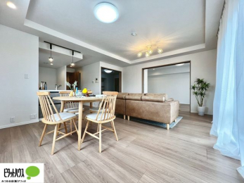 ���r���O�@���r���O�͉Ƒ��ōL�X�Ɖ߂�����19���B�L�b�`�����烊�r���O�����ʂ��āA���q����̗l�q���΂�����B