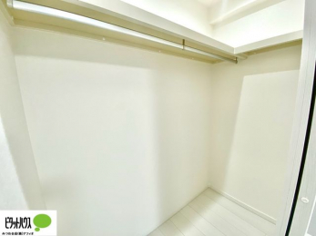 ���[�@�傫�ȃE�H�[�N�C���N���[�[�b�g�ɂ́A�G�ߕ��̈ߗނȂǂ܂Ƃ߂Ď��[�ł��A���������L���g���܂�