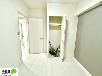 ���[�@�N���[�[�b�g�́A�����E���s��������A��̒����ߗނ����N���N���[�\�ł�