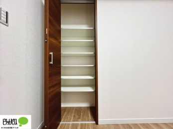 �o���R�j�[�@���ꂼ��̂������Ɏ��[�X�y�[�X������̂Ńv���C�x�[�g�ȉו����g�߂ɒu�����Ƃ��ł��܂��B