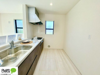 �L�b�`���@�l�C�̃J�E���^�[�L�b�`������́A���r���O�ɂ��邲�Ƒ��̗l�q���f���܂�