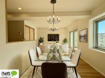 ���r���O�@�l�C�̑ΖʃL�b�`���ŉƑ��݂�Ȃ������ꏏ�B�����ۂ̎����ʐ^��CG�ŉƋ��z�u�����C���[�W�ł���A���ۂƂ͑����قȂ�܂��B