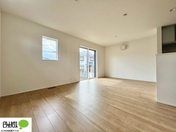 ���r���O�@���R�����������ޒg���ȃ��r���O�B��������ɂ͓Ǐ��₨���Q�ł����Ȃ���̂�т�Ɖ߂����ЂƎ����B