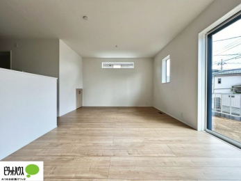 ���r���O�@�傫�ȑ��̂��郊�r���O�͖��邭�A���ʂ����ǂ��A�Ƒ��݂�Ȃ̏΂����������n��܂�