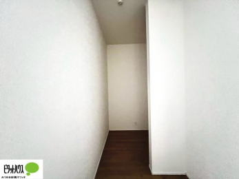 ���̑��@�����Ɠd��H�i�̃X�g�b�N�Ȃǎ��[�ł����e�ʃp���g���[�B