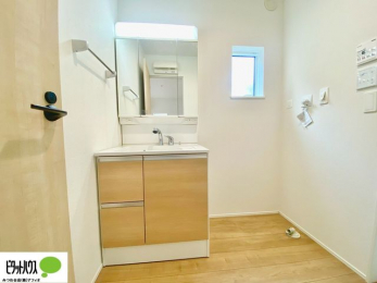 ���ʑ�E���ʏ��@�O�ʋ��̗���A�V���N���ȂǑ������[��������A�L�X�Ƃ������ʉ��ϑ�ł��B