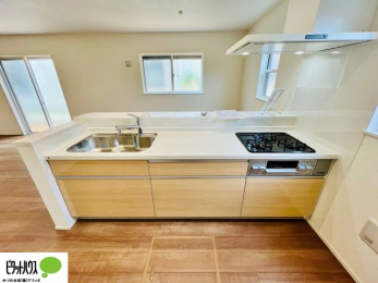 �L�b�`���@�{�H��ʐ^�F�l�C�̃J�E���^�[�L�b�`������́A���r���O�ɂ��邲�Ƒ��̗l�q���f���܂�