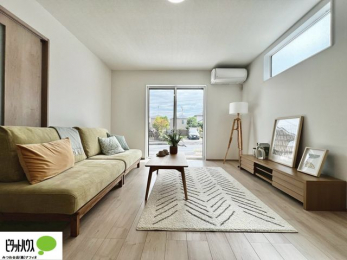 ���r���O�@�傫�ȑ��̂��郊�r���O�͖��邭�A���ʂ����ǂ��A�Ƒ��݂�Ȃ̏΂����������n��܂�