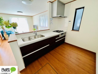 �L�b�`���@�{�H��ʐ^�@�l�C�̃J�E���^�[�L�b�`������́A���r���O�ɂ��邲�Ƒ��̗l�q���f���܂�