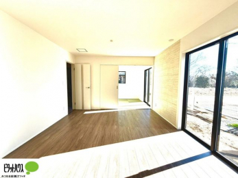 ���r���O�@16���̃��r���O�́A�Ƌ�̔z�u���l���₷�������`�^�ł��B�߂����₷���Ƒ��݂�Ȃ̌e���̏�ɁB