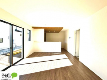 ���r���O�@���R�����������ޒg���ȃ��r���O�B��������ɂ͓Ǐ��₨���Q�ł����Ȃ���̂�т�Ɖ߂����ЂƎ����B