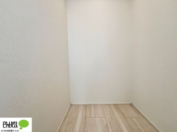 ���[�@�傫�ȃE�H�[�N�C���N���[�[�b�g�ɂ́A�G�ߕ��̈ߗނȂǂ܂Ƃ߂Ď��[�ł��A���������L���g���܂�