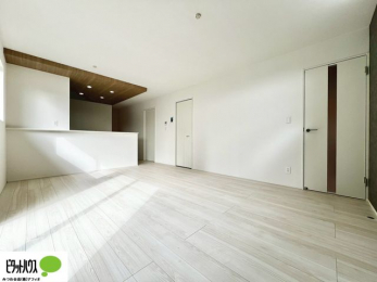 ���r���O�@16���̃��r���O�́A�Ƌ�̔z�u���l���₷�������`�^�ł��B�߂����₷���Ƒ��݂�Ȃ̌e���̏�ɁB