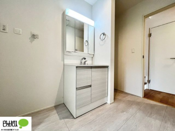 ���ʑ�E���ʏ��@���ʏ��Ɏ��[�X�y�[�X��݂��܂����B������^�I���A�X�g�b�N��܂Ȃǉ����Ƒ����̂Ń��l���ɃX�y�[�X������Əd�󂵂܂��B