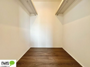 ���[�@�傫�ȃE�H�[�N�C���N���[�[�b�g�ɂ́A�G�ߕ��̈ߗނȂǂ܂Ƃ߂Ď��[�ł��A���������L���g���܂��B