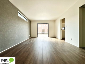 ���r���O�@�傫�ȑ��̂��郊�r���O�͖��邭�A���ʂ����ǂ��A�Ƒ��݂�Ȃ̏΂����������n��܂�