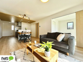 ���r���O�@�傫�ȑ��̂��郊�r���O�͖��邭�A���ʂ����ǂ��A�Ƒ��݂�Ȃ̏΂����������n��܂�