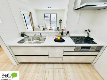 �L�b�`���@�{�H��ʐ^�F�l�C�̃J�E���^�[�L�b�`������́A���r���O�ɂ��邲�Ƒ��̗l�q���f���܂�