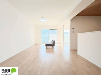 ���r���O�@�傫�ȑ��̂��郊�r���O�͖��邭�A���ʂ����ǂ��A�Ƒ��݂�Ȃ̏΂����������n��܂�