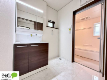 ���ʑ�E���ʏ��@�{�H��ʐ^�F�V�����[�t���O�ʋ����ʑ�B�㕔�ɂ����[�X�y�[�X������A�������X�b�L���Еt���܂�