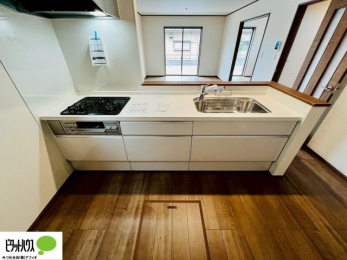 �L�b�`���@�{�H��ʐ^�F�l�C�̃J�E���^�[�L�b�`������́A���r���O�ɂ��邲�Ƒ��̗l�q���f���܂�