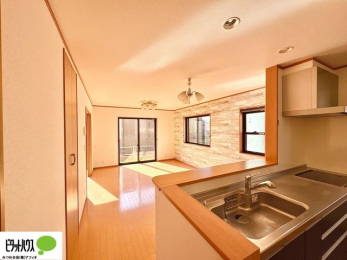 ���r���O�@16���̃��r���O�́A�Ƌ�̔z�u���l���₷�������`�^�ł��B�߂����₷���Ƒ��݂�Ȃ̌e���̏�ɁB