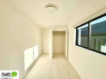 ���[�@�N���[�[�b�g�́A�����E���s��������A��̒����ߗނ����N���N���[�\�ł�