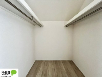 �q�������@�E�H�[�N�C���N���[�[�b�g�͂��m�������[����̂͂������A���s�o�b�N�Ȃǂ̑傫�ȉו������[���Ă����̂ɂ��֗��ł��B