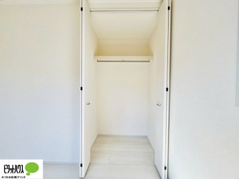 �o���R�j�[�@�N���[�[�b�g�́A�����E���s��������A��̒����ߗނ����N���N���[�\�ł�