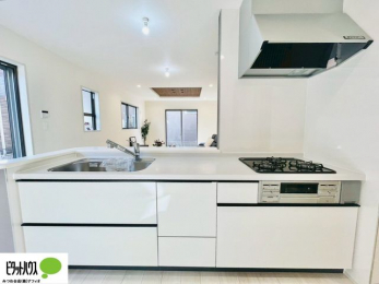 �L�b�`���@�l�C�̃J�E���^�[�L�b�`������́A���r���O�ɂ��邲�Ƒ��̗l�q���f���܂�